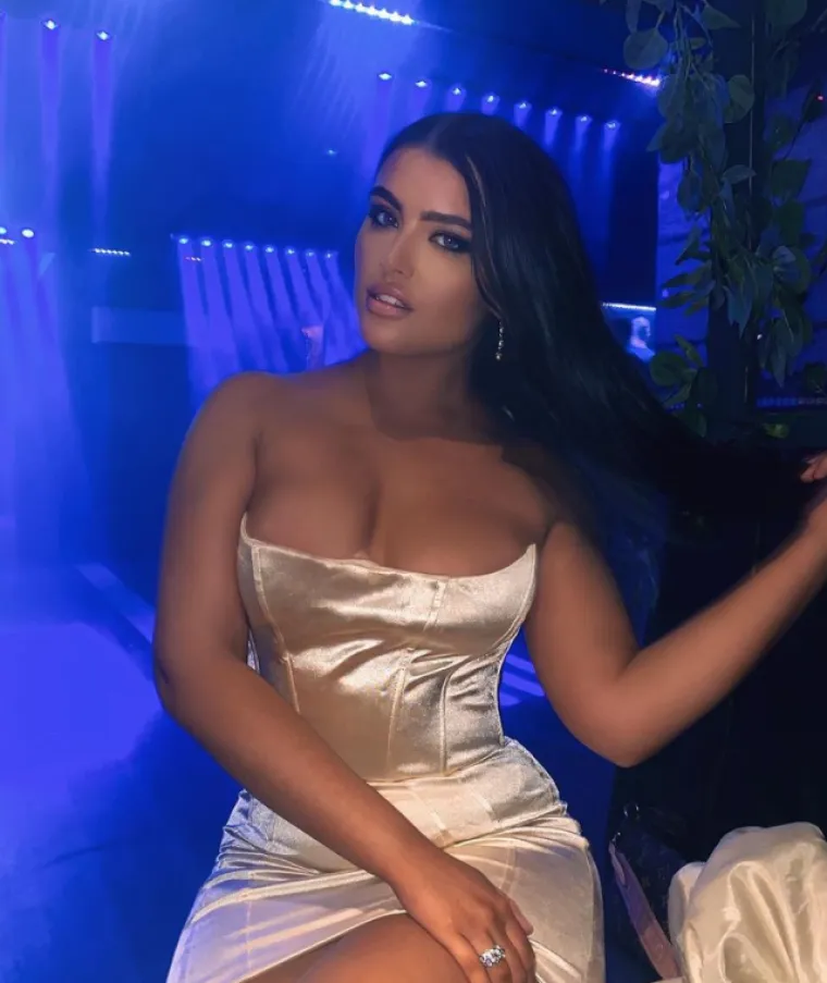 Manekenka i influencerica dodala je: &bdquo;Osjećala sam se razočarano, maleno i usamljeno &ndash; proletjelo je nekoliko godina, a sada imam nevjerojatne prijatelje, drage ljude koji me podržavaju u životu i volim sadržaj koji objavljujem online."