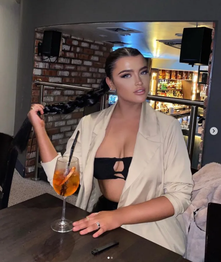 Dodala je: &bdquo;Nikad neću zaboraviti kroz &scaron;to sam pro&scaron;la i kako su me nasilnici tretirali, ali trebali bismo se usredotočiti na izgradnju jedni drugih, ohrabrujući druge da budu najbolji &scaron;to mogu i prisjetiti se pokreta Caroline Flack 'Budi ljubazan'."