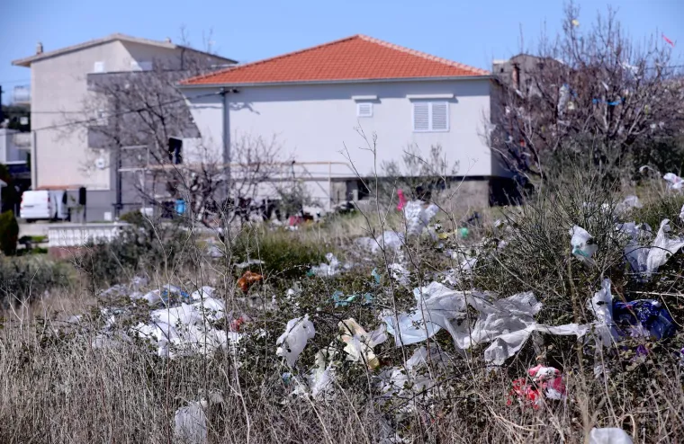 Smrad i ogromne količine plastičnih vrećica: Ovo nisu okićena božićna drvca, nego stabla nadomak Karepovca