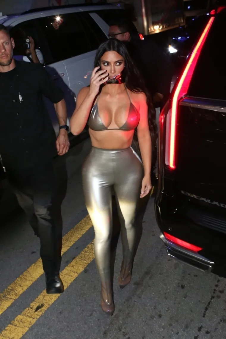 Kardashianke su se utegnule u toliko usku odjeću da im se ocrtava svaka pora bujnog tijela, a čini se da Kim baš pati