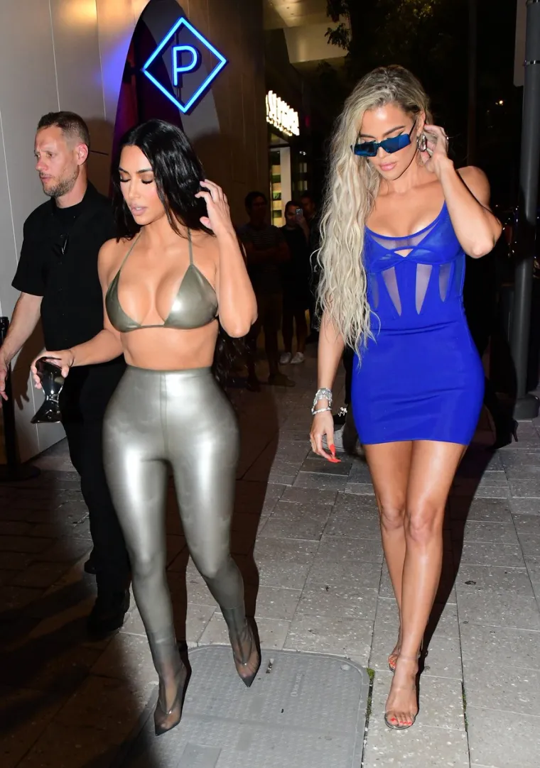 Kardashianke su se utegnule u toliko usku odjeću da im se ocrtava svaka pora bujnog tijela, a čini se da Kim baš pati