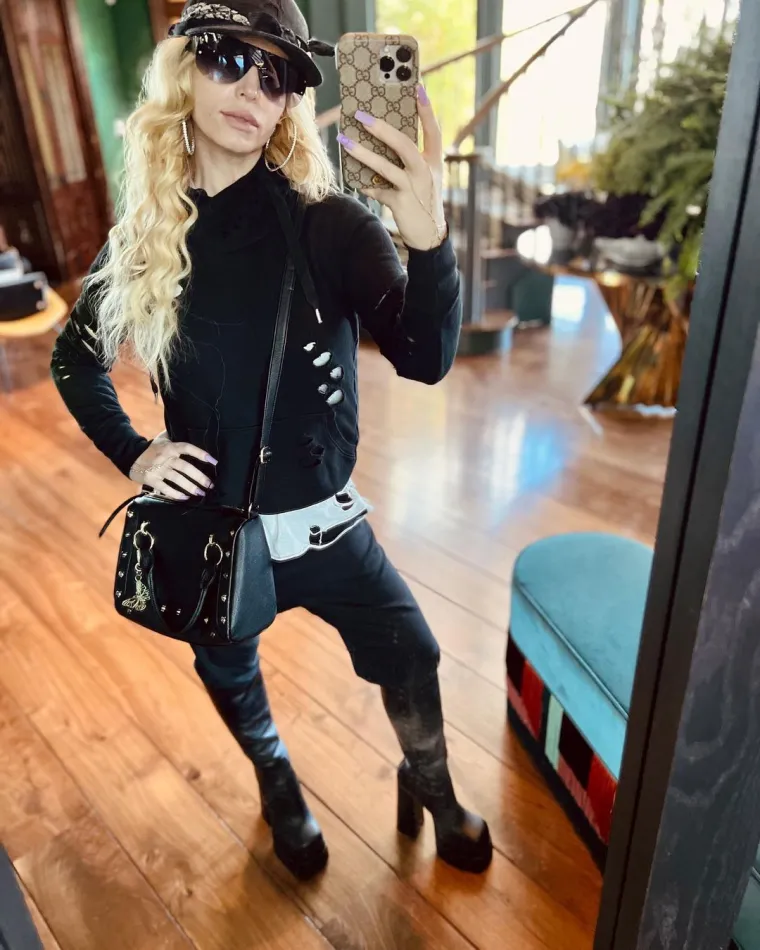 Jessica Simpson je svoje pratitelje na Instagramu šokirala ovim izdanjem, a mnogi su komentirali da izgleda anoreksično. &quot;Što si radila na licu?&quot;, &quot;Izgledaš potpuno drugačije&quot;, &quot;Zašto si se okrenula plastičnoj kirurgiji, nije ti trebala?&quot;,&quot;&apos;U početku nisam prepoznala tko je na fotografiji&quot;, &quot;Anoreksična si&quot;, &quot;Nemoj više mršavjeti, neprepoznatljiva si&quot;, samo su neki od komentara na Instagramu...
