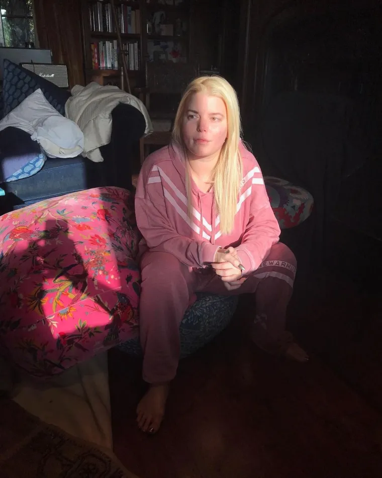 Nakon što je skinula koji kilogram, Jessica Simpson je objavila ovu fotografiju kako bi svojim Instagram pratiteljima pokazala kako je izgledala prije nego što je otišla na odvikavanje od alkohola. &quot;Ova osoba u rano jutro 1. studenoga 2017. neprepoznatljiva je verzija mene&quot;, napisala je Simpson uz sliku sebe kako sjedi u svojoj dnevnoj sobi u ružičastoj trenirci.
