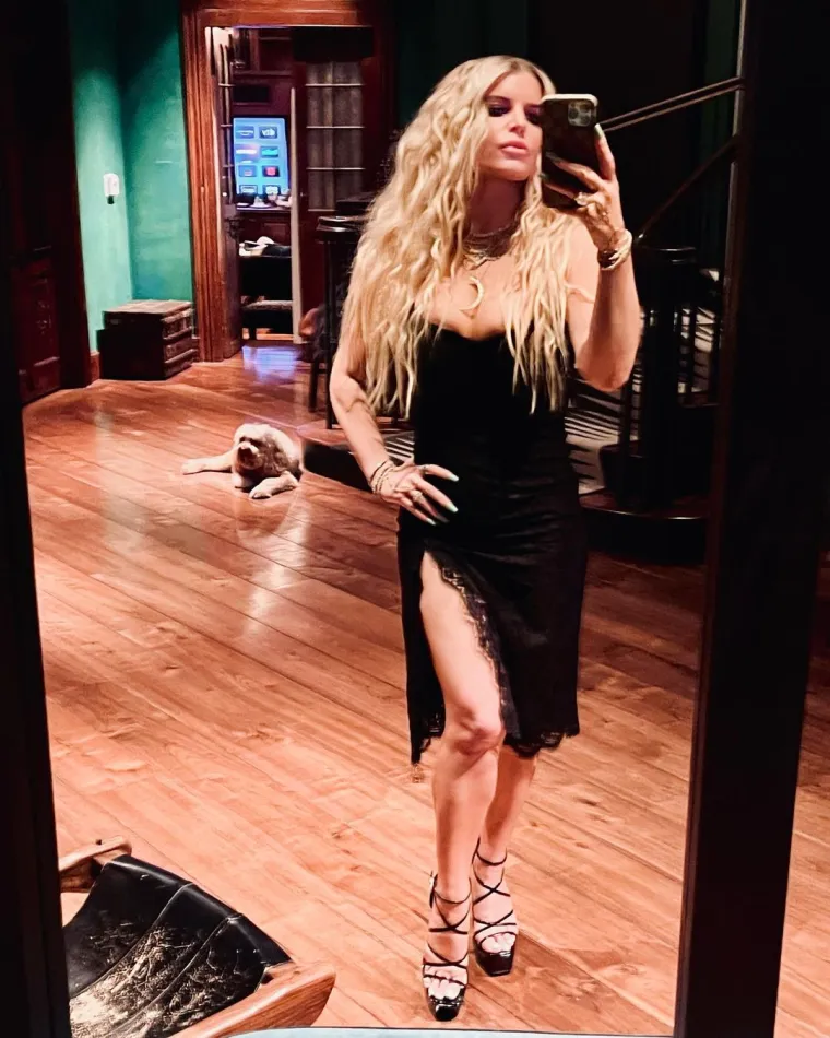 &quot;Morala sam prestati piti alkohol jer je on zatočio moj um i srce, iskreno bila sam iscrpljena. Željela sam osjetiti bol kako bih je mogla nositi s ponosom&quot;, napisala je Simpson na Instagramu. &quot;Pravi posao koji sam trebala obaviti u svom životu bio je zapravo prihvatiti neuspjeh, bol, slomljenost i samosabotažu. Pijenje nije bilo problem. Problem sam bila ja&quot;, dodala je.