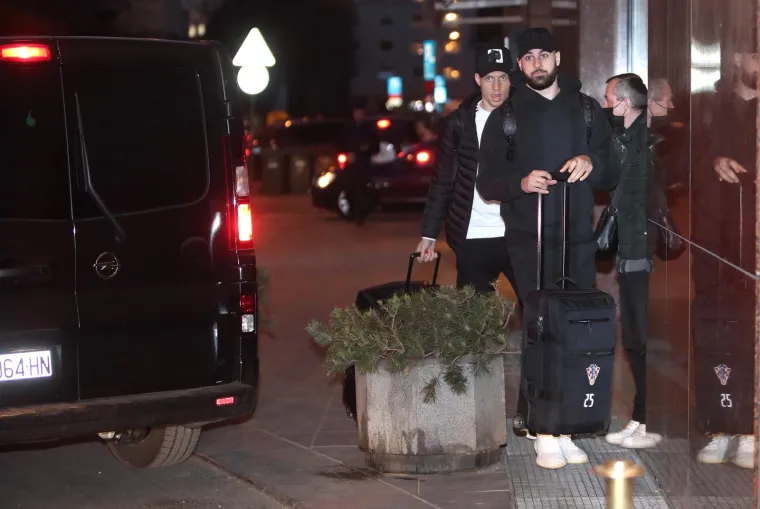 Kamere uhvatile naše reprezentativce na okupljanju u hotelu. Sad je sve jasno, dečki su razotkriveni, evo što su radili