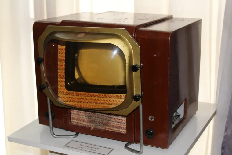 1925. godina - Škotu John Logieu Bairdu uspjelo je što nije nikome do tada: prenio je prvu televizijsku sliku na udaljenost od nekoliko metara. A samo tri godine kasnije Philo Farnsworth novinarima je demonstrirao prvu praktičnu elektroničku televiziju.