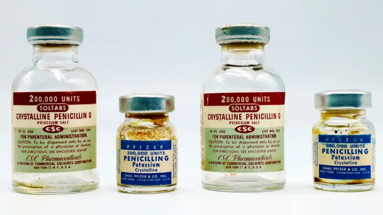 1928. godina - Penicilin je prvi otkrio francuski student medicine Ernest Duchesne 1896. godine, međutim u svoju današnju široku uporabu ušao je tek poslije istraživanja Alexandera Fleminga 1928. Razvoj medicinskog penicilina pripisuje se timu liječnika i znanstvenika uključujući Howarda Waltera Floreyja, Ernsta Chaina i Normana Heatleyja.
