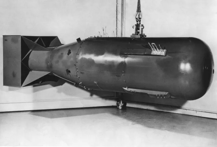 1945. - Sjedinjene Države, Ujedinjeno Kraljevstvo i Kanada uspješno su razvili atomsku bombu u sklopu projekta Manhattan.