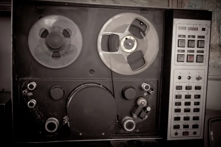 1953. - Norikazu Sawazaki razvio je prototip videorekordera sa spiralnim skeniranjem. Drugim riječima, djeda videorekordera kakvima ste ih kasnije poznavali.