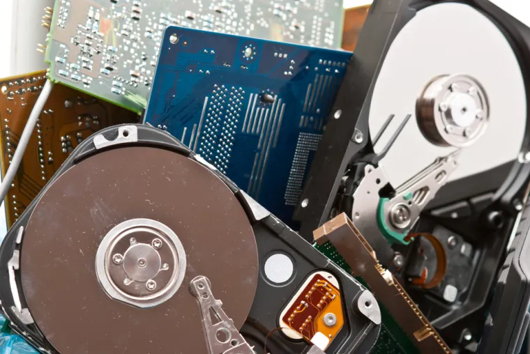 1956. - Trvtka IBM izumila je tvrdi disk, a godinu dana kasnije i prvo osobno računalo koje je koristila jedna osoba i kojim je upravljala tipkovnica (IBM 610).
