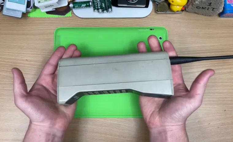 1984. - Tvrtka Motorola stvorila je prvi komercijalno dostupan mobitel, DynaTAC 8000X.