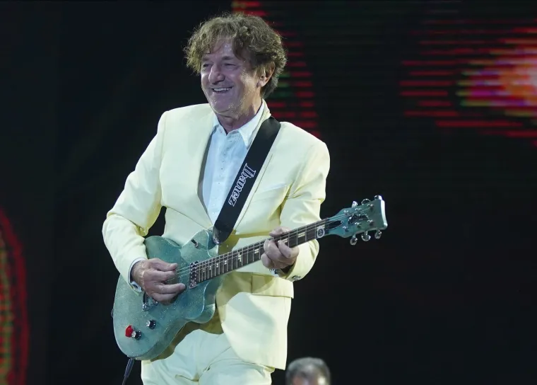 U Bijelom dugmetu su kroz godine svirali Alen Islamović, Željko Bebek, Zoran Redžić, Vlado Pravdić, Milić Vukašinović, Điđi Jankelić, Mladen Vojičić Tifa, te pokojni Ipe Ivandić i Laza Ristovski. Zajedno su svirali do 1989. godine, a 2005. imali su tri oproštajna koncerta – u Zagrebu, Beogradu i Sarajevu. Hitovi poput &quot;Đurđevdana&quot;, &quot;Lipe cvatu&quot;, &quot;Za Esmu&quot;, &quot;Hajdemo u planine&quot; i brojnih drugih obilježili su djelovanje benda, a nisu ostali imuni niti na brojne svađe koje su sastavni dio gotovo svakog drugog mladog benda, osobito onog u velikom usponu.