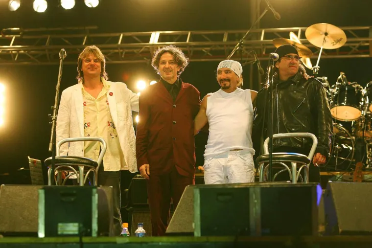 O politizaciji glazbe često je govorio i sam Brega. Za srpski Nedjeljnik dao je veliki intervju potaknut tvrdnjama da je njegov pastirski-rock bend dio državni projekt: &quot;A to da je Bijelo dugme bilo državni projekt? Sjećam se kad su nas pozvali da sviramo Titu za Novu godinu. Neki unuci Titovi su pjevali: &apos;Tako ti je, mala moja, kad ljubi Bosanac&apos;, pa su doveli taj bend što pjeva tu pjesmu jer su shvatili da drug Tito želi čuti baš to. Ali kako je Tito poslije pet sekundi naše svirke začepio uši, skinuli su nas s bine poslije nekih osam sekundi. Tako da sam najviše deset sekundi svirao kao državni projekt&quot;, kazao je Bregović. Isti je događaj svojedobno komentirala i Tereza Kesovija koja je okrenula priču i rekla kako oni nisu zapravo potjerani već je Tito bio taj koji ih nije mogao slušati pa je izašao iz prostorije.