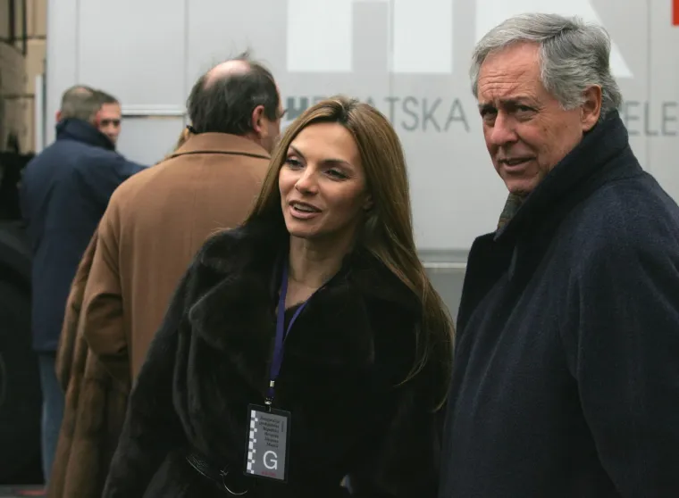 U istoj se objavi dotakla i odgoja njegove kćeri Lane: "Svemirski razlog na&scaron;eg nesretnog susreta bila je jedna malena, prelijepa djevojčica, koja je izgubila majku. S ljubavlju i totalnom posvečeno&scaron;ću, odgajala sam je &scaron;est godina; najljep&scaron;ih u mome životu. I da, prekrasno sam je odgojila, ponosna sam na nju&hellip;U mome srcu i mojoj du&scaron;i ona je jo&scaron; uvijek moja malena djevojčica, jo&scaron; uvijek moja du&scaron;a pati i plačem za njom. Puno če&scaron;će nego &scaron;to je monstrum koji joj se naziva ocem, u stanju shvatiti. Ja nju volim i ona to zna. Ona je moje jedino dijete i znam da osjeća koliko je volim. Ona zna. Sve te ružne riječi koje slu&scaron;a od svoga oca dugih 12 godina, ne mogu zatrovati njeno nježno i čisto srce. On ne razumije da ne može pobijediti ljubav. On ne zna &scaron;to je ljubav. Ili, ne bojati se ničega. Ni smrti", napisala je Vlatka, a na samu objavu reagirao je i Dikan: "Pa kako ju nije sram pisati da je ona odgojila moju kćer. Da je to istina moja bi kći bila danas u Vrapču a ne na studijama prestižnog univerziteta Bocconi u Milanu. I to ne preko veze upisana već samo zbog odličnih ocjena na MIOC-u u Zagrebu. Pa ta je obična namigu&scaron;a, napu&scaron;tena od majke i oca, odgajana od jadne siroma&scaron;ne bake u pustom seocetu pokraj Koprivnice,  tukla je divljački moju kći Lanu skoro svaki dan. Ja za to nisam saznao sve dok me u osnovnoj &scaron;koli nisu upozorili na uplakanost i suze malene svakim danom pri dolasku u &scaron;kolu, gdje ju je ona jedno kratko vrijeme vozila. Ostao sam tada kod kuće, otkazao odlazak na posao i kada sam se osobno uvjerio da je to ipak gorka istina &ndash; jedna precizna (simbolična) noga u guzicu bilo je minimalno od mojeg po&scaron;tovanja koje sam gajio prema toj glupoj koko&scaron;ki".