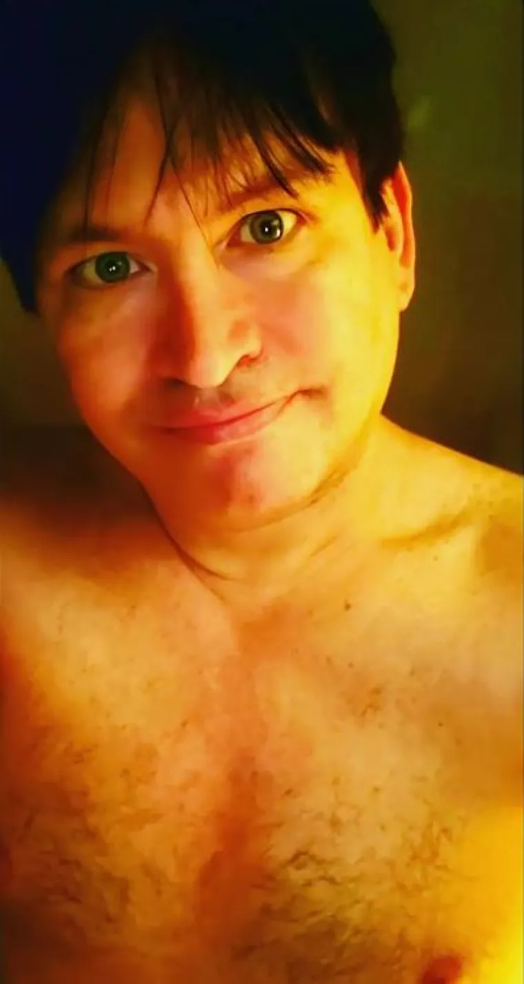 2. Kako ste postali poznati? JF: U jednom klubu u New Yorku poznati drag queen mislio je da sam sladak momak, ali odmah nakon toga vidio je da imam ogromnu izbočinu na hlačama. Nepotrebno je reći da se pročulo. Zatim su me uvalili u HBO-ov dokumentarni film &quot;Private Dicks: Men Exposed&quot;, a kad me je Howard Stern Show zamolio da uđem, rekao sam: &quot;Naravno, zašto ne?&quot; Pogreška? Može biti. Ali dogodilo se.&quot;