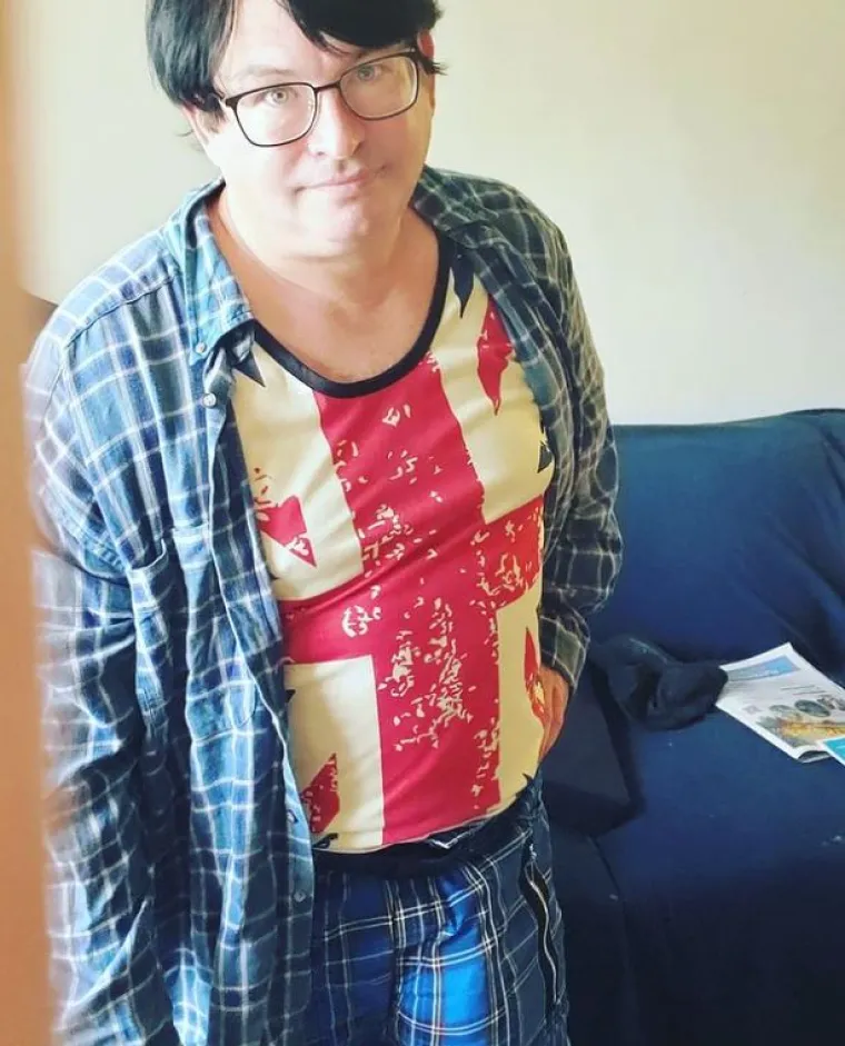 8. Koji biste savjet dali muškarcima koji kažu da bi željeli imati veći penis?
JF: &quot;Zgodno tijelo i osobnost privući će drugu osobu prije nego veliki penis. Vidim zgodne tipove s trbušnjacima i ne osjećam se dobro. Nikog nije briga kakav penis imaš. Nemojte to spominjati, a ako vas i dalje komentiraju, samo pokažite koliko ste iskusni u pružanju oralnog seksa. Vjerujte mi.&quot;