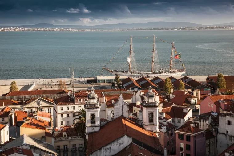 5. Portugal: Među jeftinijim europskim destinacijama Forbesu je za oko zapeo Portugal. Ova zemlja u jugozapadnom uglu Europe ima ponešto za svakoga. Živahni gradovi, kilometri pješčanih plaža, zelenih brežuljaka, neke od najboljih zdravstvenih usluga na svijetu, niski troškovi života i sigurnost. Želite živjeti bez automobila? Grad pun šarma potražite u Lisabonu ili se uputite na sjever kako biste posjetili drugi po veličini portugalski grad Porto. Još jedno sjajno mjesto koje treba razmotriti je Algarve, poznat po svojim plažama i ribarskim selima. Na ljestvici najsrdačnijih domaćina, prema iskustvima stranih državljana, zlatnu medalju nosi Portugal, a slijede Tajvan i Meksiko. Samac može ugodno živjeti u Portugalu sa oko 2.020 dolara, a par od 2.500 dolara mjesečno. Ako želite živjeti u Lisabonu, Portu ili Algarveu, povećajte taj broj na 3.000 dolara.