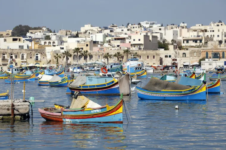 9. Malta: Mediteransku Maltu krase odlična infrastruktura, primamljiva arhitektura, srdačni stanovnici koji govore engleski, kao i ugodna, topla klima tijekom cijele godine. Par može dobro živjeti na Malti za 2.331 dolara mjesečno. S obzirom da su ovo mali otoci, automobil zaista nije potreban, javni prijevoz je efikasan i jeftin, a mjesečna autobusna karta iznosi 26 dolara. Moderan jednosoban stan, potpuno namješten, uključujući komunalije i Wi-Fi, može koštati 460 dolara mjesečno. Život u nekom od malteških gradova koštat će vas malo više nego na selu, a život u luci ili na plaži također će koštati nešto više. Forbes za život preporučuje Vallettu, Gozo i Comino.