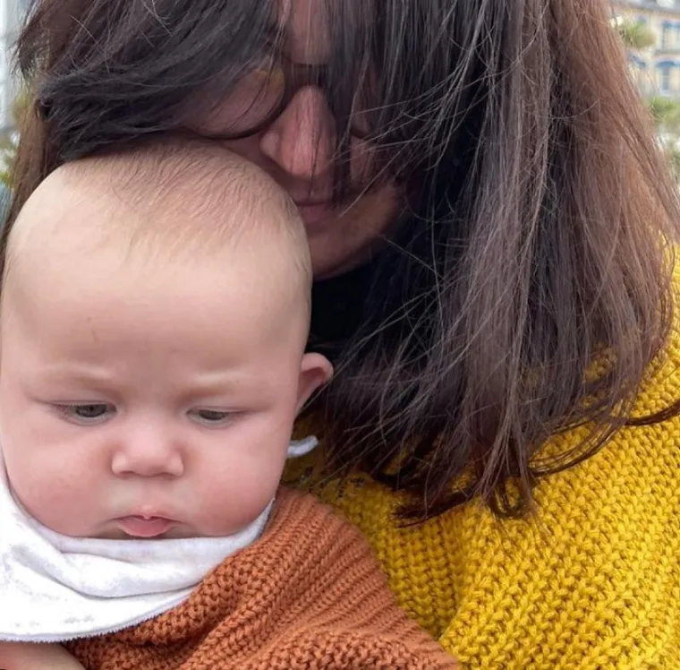 &quot;Jedan od njih je rekao da je već spreman za školu, a mali ručnik kojim su ga zamotali mu jednostavno nije pristajao&quot;, rekla je Montyjeva mama.
Nijedna odjeća koju je Sarah donijela za Montyja nije pristajala kad se rodio.
Za odjeću je dodala: &quot;Čak je i kapa koju su mu dali u bolnici bila premala.&quot;