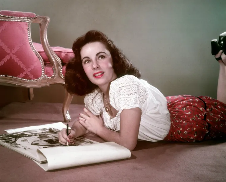 Elizabeth Taylor bila je jedna od najvećih holivudskih i kinematografskih zvijezda, pojavljivala se u hit filmovima zlatnog doba kao što su &quot;Ukroćena goropadnica&quot;, &quot;Mačka na vrućem limenom krovu&quot; i &quot;Mladenkin otac&quot;.