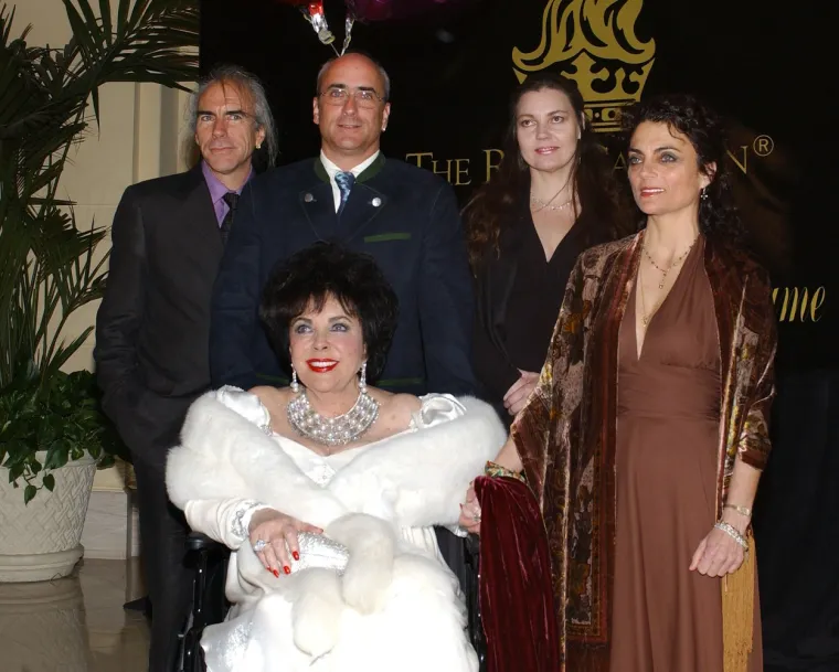 Unatoč ogromnom bogatstvu koje je ostavila, najveći dar koji je dala bila je mudrost koju je prenijela svojim prijateljima i obitelji. Njezin sin Christopher rekao je za Vanity Fair da su naučeni "da budu empatični i velikodu&scaron;ni te otvoreni i po&scaron;teni". Uz svoje ogromno bogatstvo, Elizabeth Taylor je na svom imanju ostavila i predmete vrijedne milijune kuna, uključujući i svoju veličanstvenu kolekciju nakita.