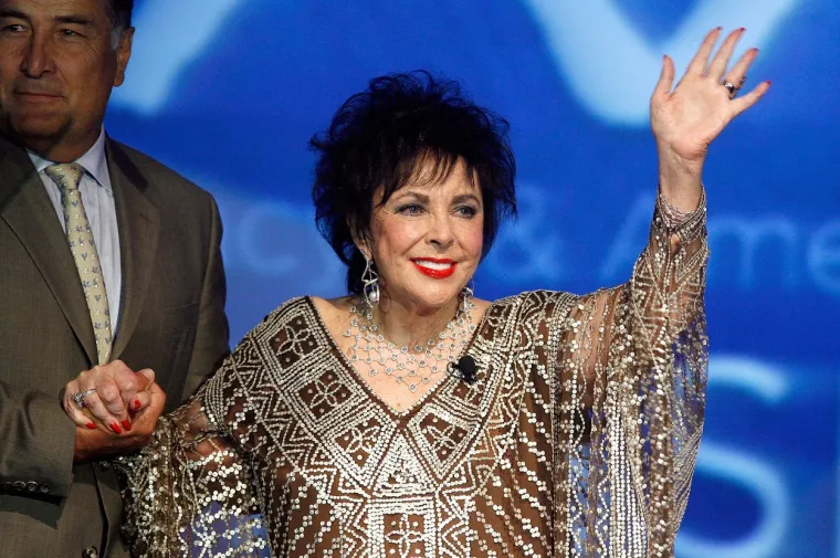 Holivudska glumica nikada nije viđena bez svojih dragulja, a za Elizabeth je poznato da je imala dijamante i smaragde poznatih brendova, uključujući Cartier. Njezina kolekcija sadržavala je jedan od najpoznatijih komada nakita na svijetu - ogrlicu od prirodnih bisera Le Peregrina iz 16. stoljeća.