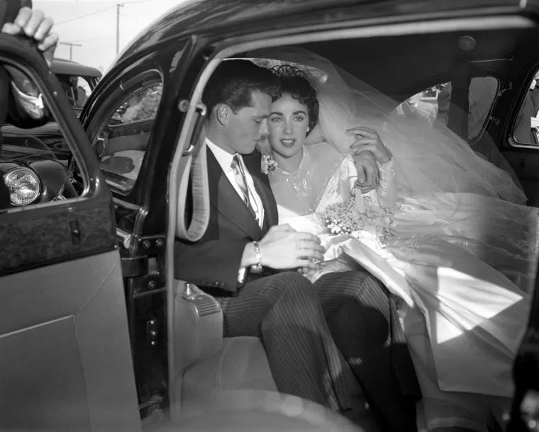 Elizabeth je na jednom od vjenčanja nosila slavnu ogrlicu, koja je prije nego &scaron;to je do&scaron;la u njezino vlasni&scaron;tvo bila poznata diljem svijeta. Stoljećima je ta ogrlica bila prikazivana u umjetničkim djelima, a jednom ju je naslikao &scaron;panjolski umjetnik Velazquez iz 17. stoljeća, a također je bila i u vlasni&scaron;tvu engleske kraljice Marije Tudor.