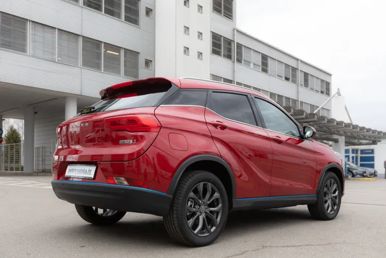 Na tržištu je trenutno dostupan model gradskog električnog vozila pod nazivom DFSK Seres 3, koji krasi izuzetno bogata serijska oprema koja uključuje virtualni kokpit, sjedala presvučena kožom, panoramski krov, parkiranje s kamerom od 360° i vrhunski MP5 sustav.