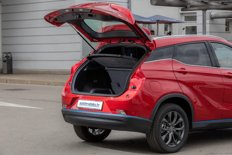 Tijekom punjenja baterije, ako je vozač odlučio ostati u vozilu, moguća je reprodukcija filmskih i TV aplikacija putem mobilnog uređaja na središnji zaslon kako bi se skratilo vrijeme čekanja dok se kapacitet baterije na napuni. Baterija ima mogućnost dopune za samo 30 minuta, a baterija je jedna od trenutno najmodernijih na tržištu i ne sadrži opasne metale. Doseg po WLTP normi u kombiniranom načinu vožnje iznosi 353 km. Seres 3 dolazi s četverogodišnjim jamstvom na vozilo i osmogodišnjim jamstvom na električne komponente i 70% kapaciteta baterije.