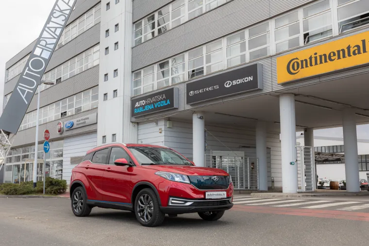 Uskoro se u Hrvatsku očekuje dolazak izrazito sportskog SUV modela Seres 5 sa snagom od 594 KS i ubrzanjem do 100km/h u samo 3,5 sekundi. Automobil je opremljen sportskim sofisticiranim sjedalima s funkcijama ventilacije, grijanja i masaže, a svaki vozač ima opciju namještanja individualnog načina dobrodošlice prilikom ulaska u automobil. Seresova osobna vozila udovoljavaju standardima sigurnosti od pet zvjezdica.