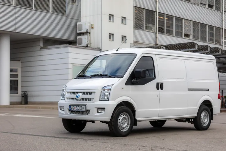 U segmentu lakih dostavnih vozila trenutno je u ponudi model DFSK SOKON EC35, koji je svojim dimenzijama teretnog prostora i nosivošću od 1000 kg pogodan za obavljanje gradskih dostavnih djelatnosti. Utovar je olakšan ugrađenim bočnim vratima s obje strane, dok je vozilo zbog svojih kompaktnih dimenzija jednostavno za parkiranje uz pomoć kamere za vožnju unatrag.