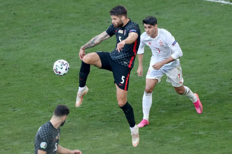 Duje Ćaleta-Car morat će u 3-5-2 biti na visini zadatka, ako obrana misli funkcionirati. On će u prvoj varijanti morati pokrivati veliki prostor, odnosno prazninu koja nastaje u tom sustavu, te će morati pratiti posebno kretanje Luke Modrića. Mile Škorić njegova je zamjena u drugoj varijanti 3-5-2. 