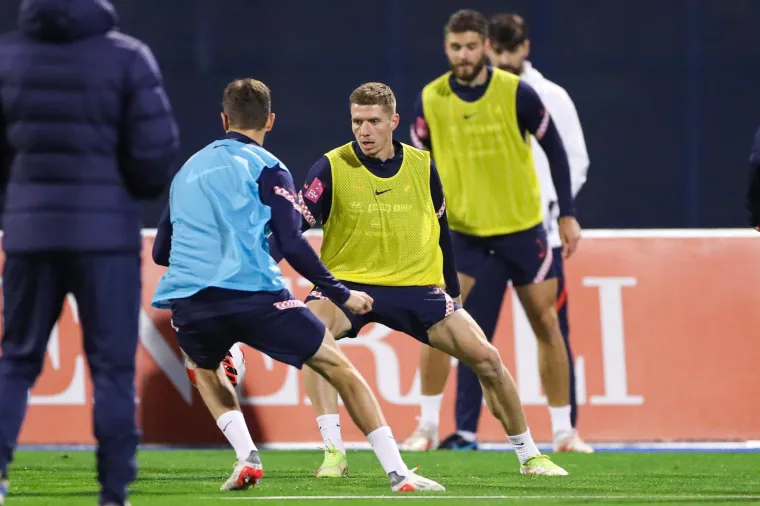 Veznjak Eintracht Frankfurta Kristijan Jakić dobit će priliku u Dohi. On bi svojim djelovanjem na travnjaku trebao biti jaka spona između obrane i napada, odnosno kao veznjak pokrivati prostor koji bi mogao nastati u sredini u pojedinim trenucima. Uz njega, Majer, Moro i Vlašić trebali bi ordinirati na travnjaku u pojedinim trenucima susreta. Za očekivati kako će priliku dobiti najviše protiv Bugarske, ali ne treba se iznenaditi ako starta i protiv Slovenije. 

&quot;Čekat ću svoju priliku i nastojati je iskoristiti na najbolji mogući način. Ako se izbornik odluči za mene, nastojat ću se predstaviti u najboljem svjetlu, dati sve za momčad i nadati se pozitivnim rezultatima”, rekao je Kristijan Jakić...

O konkurenciji u veznom redu Vatrenih bespredmetno je govoriti, ali Kristijan je nedvojbeno zalog dugoročne svijetle budućnosti najjače hrvatske nogometne vrste.

“Iskreno se nadam, ako bude zdravlja. Sve je na meni, moram se truditi i zalagati, a nadam se da će se u budućnosti nastaviti taj trend”.