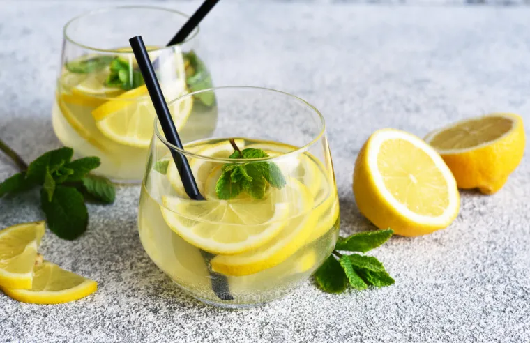Ali to nije najbolje za vaše zube. Citrusi su vrlo kiseli, a produljena konzumacija može oštetiti zubnu caklinu. Ako imate ranice u ustima, limun ih vjerojatno može iritirati.