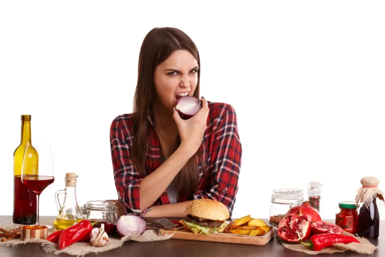 4. Žvakanje sirovog luka pomaže kod karijesa: Nema sumnje da luk može pomoći u prevenciji bolesti u vašem tijelu, ali također ima mnogo prednosti za vaše oralno zdravlje. Žvakanje sirovog luka pomaže vam da ojačate zube i da se borite protiv bakterija koje su bile u vašim ustima. Jednostavno žvačite malo luka dvije do tri minute jer to također može pomoći u sprječavanju karijesa.
