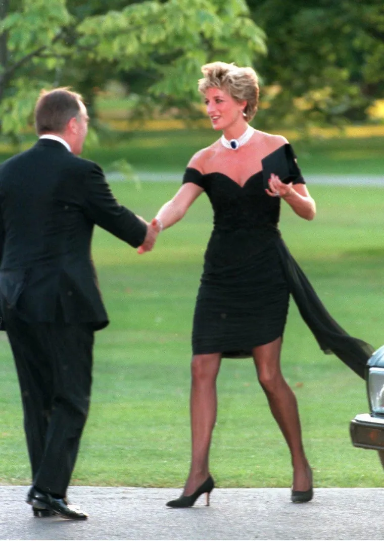 Diana i Charles su u tom trenutku još uvijek bili u braku, iako su živjeli odvojeno nekoliko godina. Lijepa princeza istog dana se trebala pojaviti na ljetnoj zabavi Serpetinske galeriju u Kensingtonskoj palači u središnjem Londonu. 
