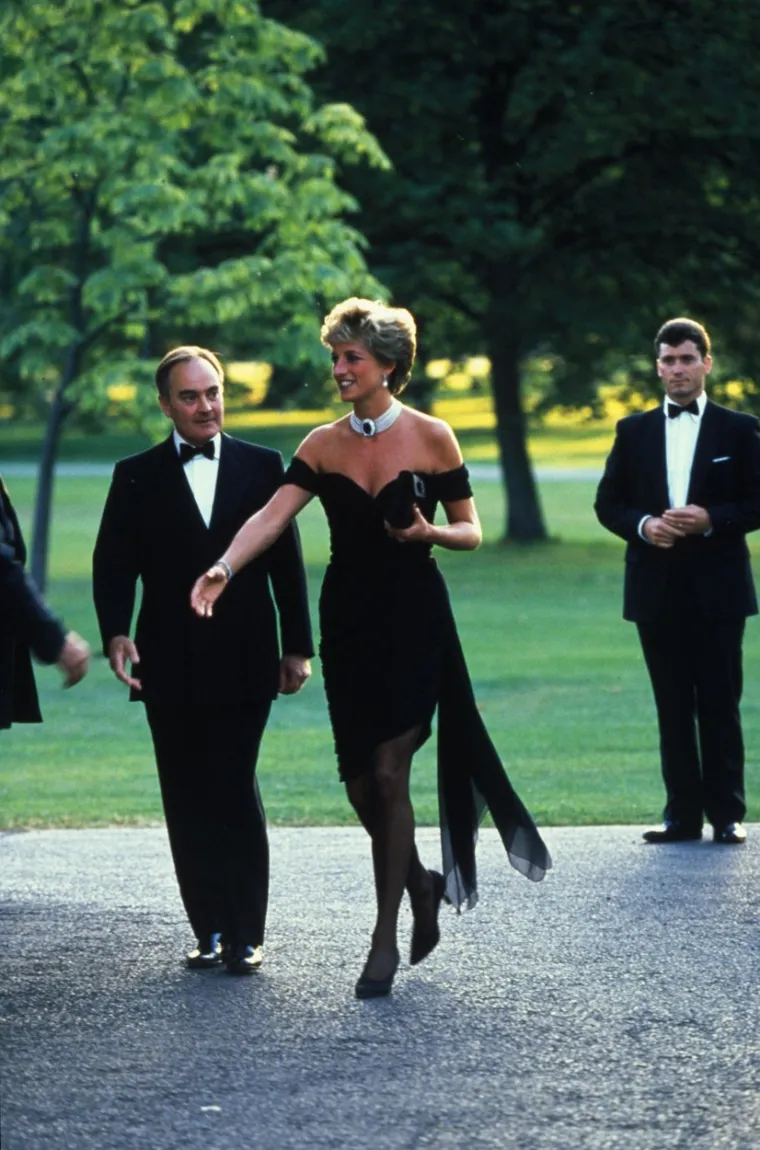 Iako je prvo planirala nositi elegantan model s potpisom Valentina, u posljednjem trenutku odlučila je obući crnu svilenu haljinu koja je istaknula njezinu figuru, a poseban naglasak stavila je na vitke noge u crnim najlonkama i crnim štiklama. 