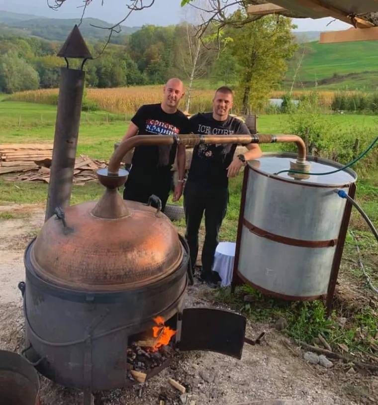 Milan Borjan je kanadski nogometni golman srpskih korijena, koji se svojedobno bio fotografirao u dosta provokativnoj majici na kojoj piše &quot;srpska krajina“ na ćirilici, te on očito zagovara velikosrpske pretenzije. Golman Crvene zvezde sa svojim je prijateljem fotografiran jednom pored kotla u kojem se peče rakija, no detalj s njegove majice nije mogao proći ne zamijećeno i obišao je cijelu našu regiju.