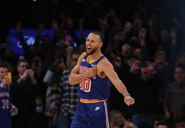Stephen Curry praktički je uveo revoluciju u košarku svojim dalekometnim pokušajima. Ove sezone je i službeno postao najbolji tricaš u povijesti NBA lige te je s 3117 ubačenih trica prvi na listi najboljih šutera. Sin je NBA legende Della Curryja, a njegovo puno ime je Wardell Stephen Curry II.