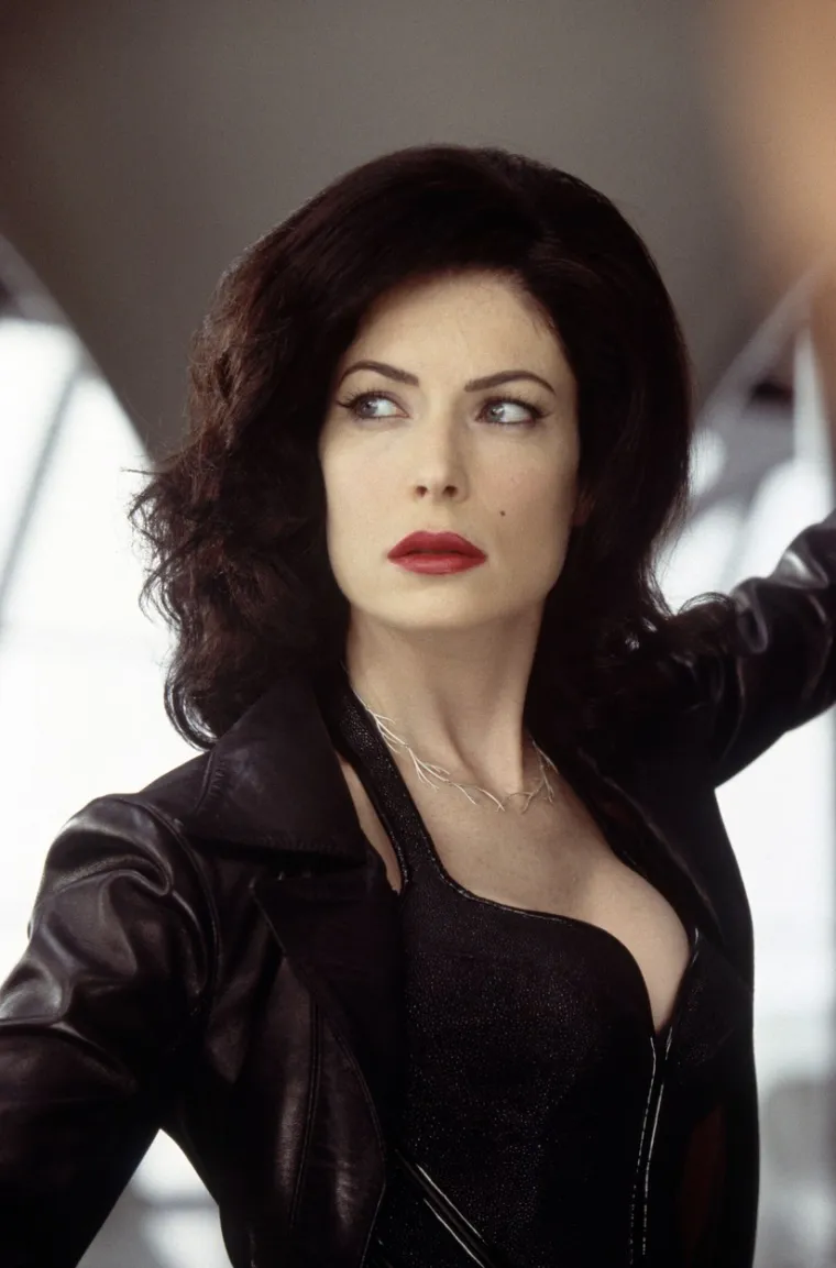 Lara Flynn Boyle rođena je u Iowi, 1970. godine. Još kao djevojčica preselila se u Kaliforniju kako bi ostvarila svoju glumačku karijeru. Priliku je dobila već 1986. u filmu &quot;Slobodan dan Ferrisa Buellera&quot;, a tri godine poslije glumila je i u &quot;Društvu mrtvih pjesnika&quot;.