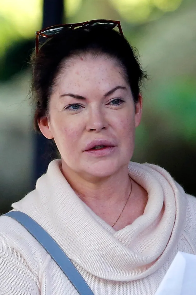 Na samom vrhuncu svoje slave, izlazila je s brojnim slavnim imenima, od kojih su neki glumci Eric Dane i Kyle MacLachlan te glazbenik Adam Duritz. Tabloidi su pratili svaki njen korak, a kako je svako malo bila s drugim muškarcem, smanjio se i broj uloga koje je dobivala.