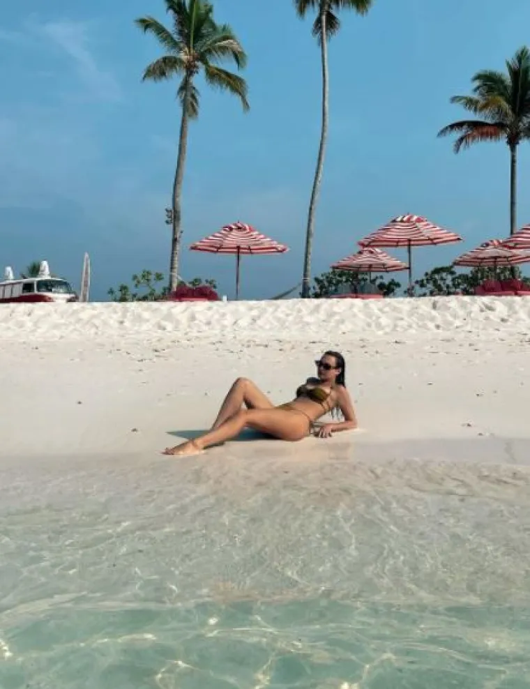 Sonja Kovač s dečkom uživa na privatnoj plaži Maldiva i neumorno štanca seksi fotke