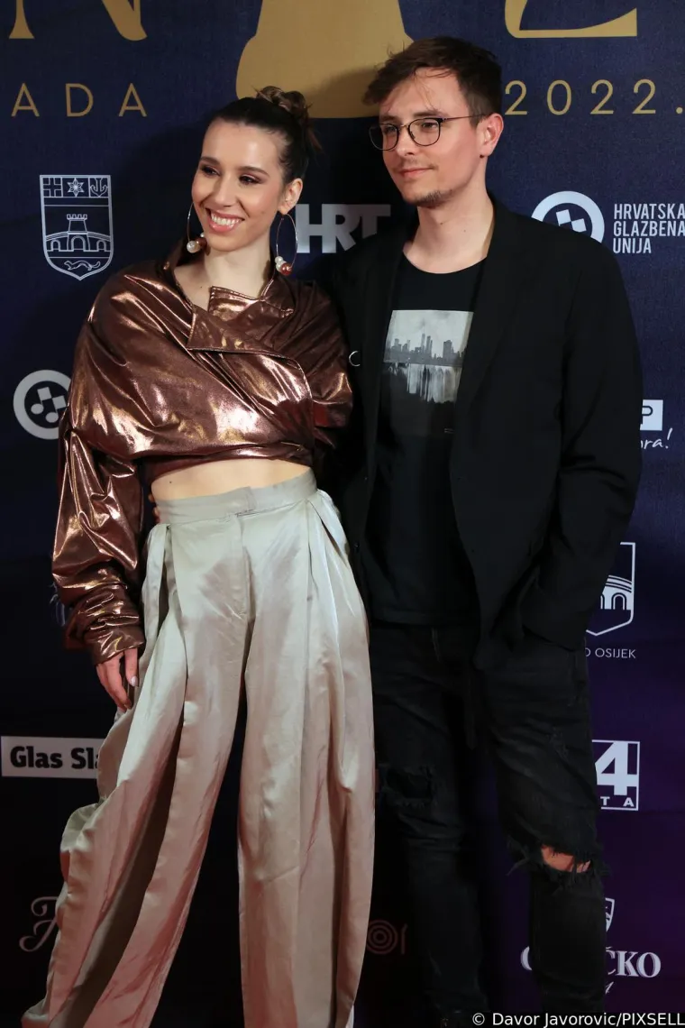 Rasturile crveni tepih: Mia Dim&scaron;ić i Tina Vukov u crnom, a Indira ukrala poglede u neobičnoj haljini...