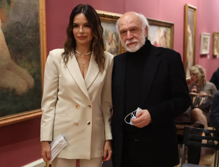 Severina ukrala svu pozornost na predstavljanju knjige Dimitrija Popovića: Bujni dekolte je u prvom planu