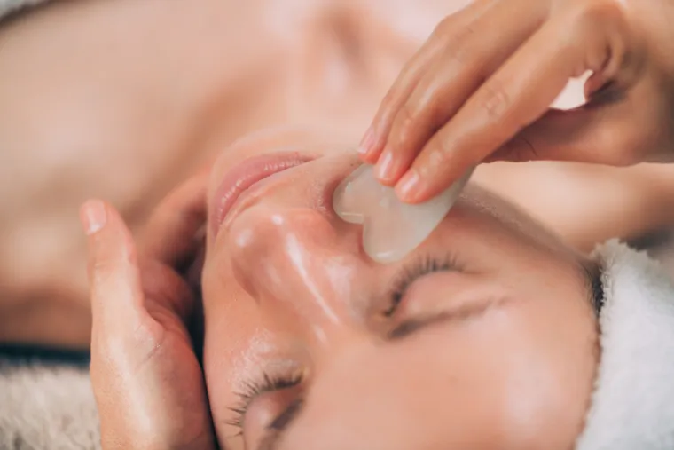 3. Očekujući učinak plastične kirurgije od gua sha masaže lica:Gua sha alati od kvarca su danas sve popularniji. Ljudi ih često kupuju za drenažnu masažu gua sha tehnikom, očekujući primjetan učinak podizanja i zaglađivanja kože, ali mnogi ne vide nikakve promjene, unatoč tome što redovito rade ovu masažu. Činjenica je da gua sha masaža, iako dobra za poboljšanje cirkulacije i povećanje koncentracije kisika i hranjivih tvari u koži (ako se radi pravilno), nije u stanju povećati razinu kolagena i ojačati elastin koji je neophodan za elastičnost kože. Druga stvar je da njegovu učinkovitost u njezi lica nije dokazala nijedna studija. 
