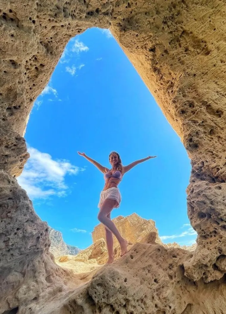 Atraktivna sportska novinarka pozirala u mini bikiniju koji vi&scaron;e toga otkriva nego pokriva, fanovi su u transu