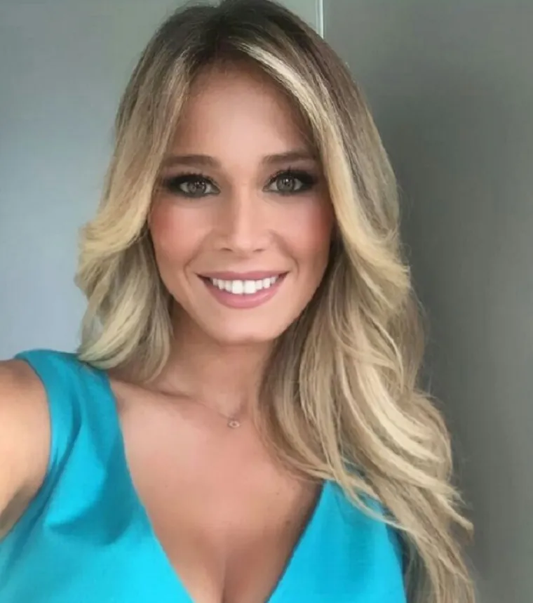 Atraktivna sportska novinarka pozirala u mini bikiniju koji vi&scaron;e toga otkriva nego pokriva, fanovi su u transu