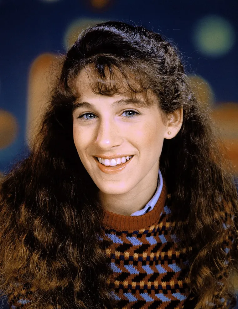 Sarah Jessica Parker rođena je 25. ožujka 1965. u Nelsonvilleu u državi Ohio. Njezina majka Barbara bila je učiteljica, a otac  Stephen pisac i novinar. Razveli su se dok je Sarah još uvijek bila djevojčica. Barbara je sama odgajala nju i njezino troje braće i sestara. Kad je Sarah imala tri godine, njezina se majka udala za Paula Forstea, vozača kamiona pa je Sarah odrastala uz očuha i sedam braće i sestara.
