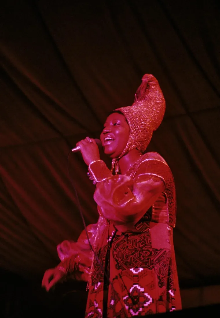 Aretha Franklin rođena je u Memphisu 25. ožujka 1942. Djetinjstvo je provela u Detroitu, rodnom gradu soula, glazbenog pravca nadahnutog gospelom i ritam i bluesom. Kako je bez majke ostala vrlo rano, odgajale su je bake, ali i brojne očeve ljubavnice.