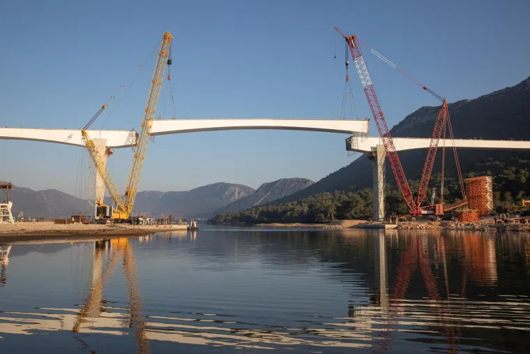 Konačno spojena najvažnija dionica na pristupnim cestama Pelje&scaron;kog mosta - most Ston